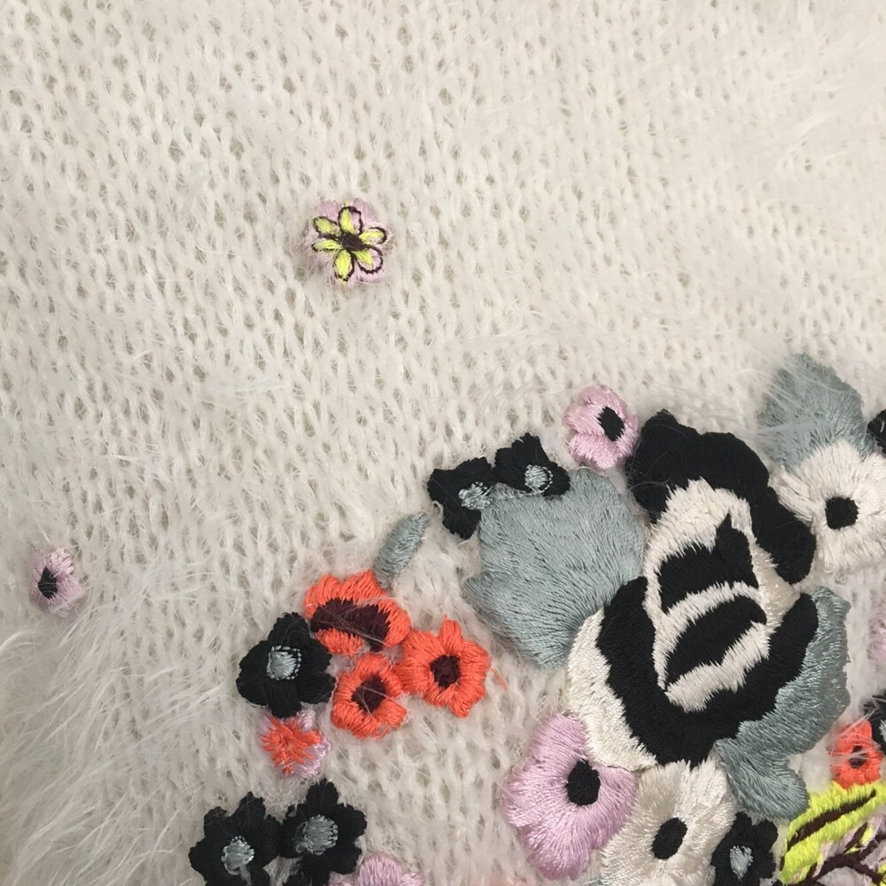 EUC Erdem Fuzzy White Embroidered Flower Super Soft Sweater S - Picture 2 of 5